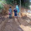 BUKA AKSES: Sejumlah pekerja saat membuka proyek jalan baru pertanian di Desa Sindulang Kecamatan Cimanggung,