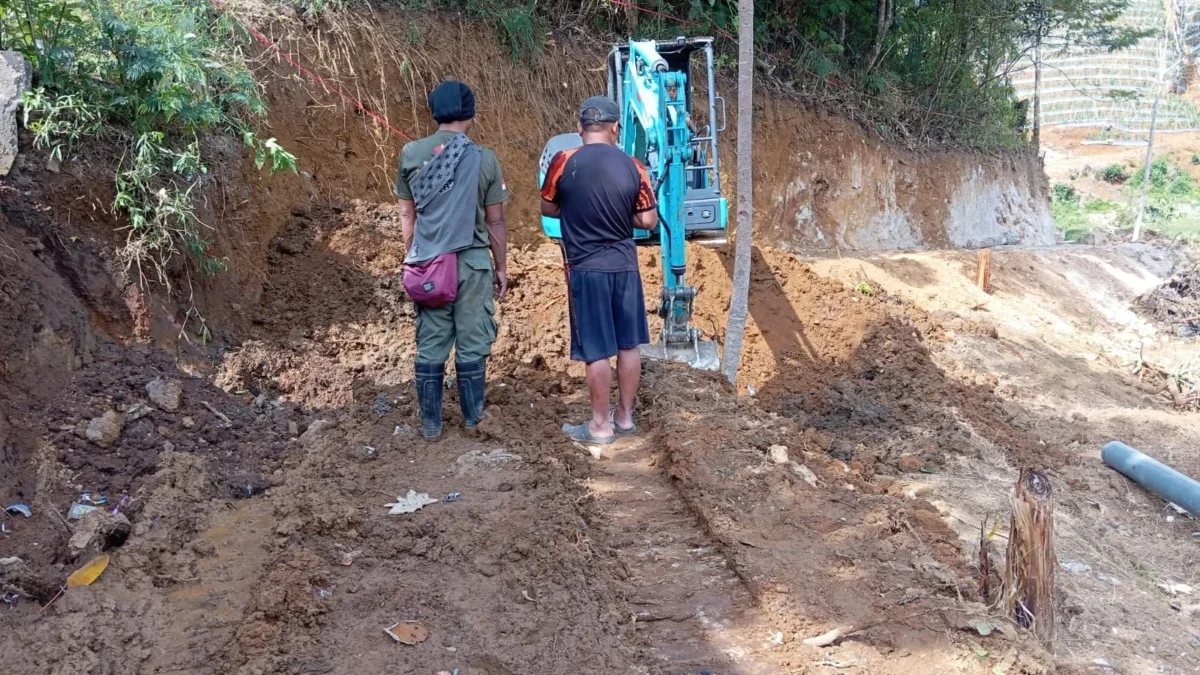 BUKA AKSES: Sejumlah pekerja saat membuka proyek jalan baru pertanian di Desa Sindulang Kecamatan Cimanggung,