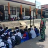 DORONG: Sejumlah aparat saat memberikan pembinaan kepada para siswa SMPN 2 Conggeang, baru-baru ini.