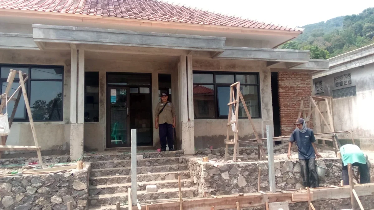 TINGKATKAN: Beberapa pekerja saat melakukan rehab kantor Desa Narimbang, baru-baru ini.