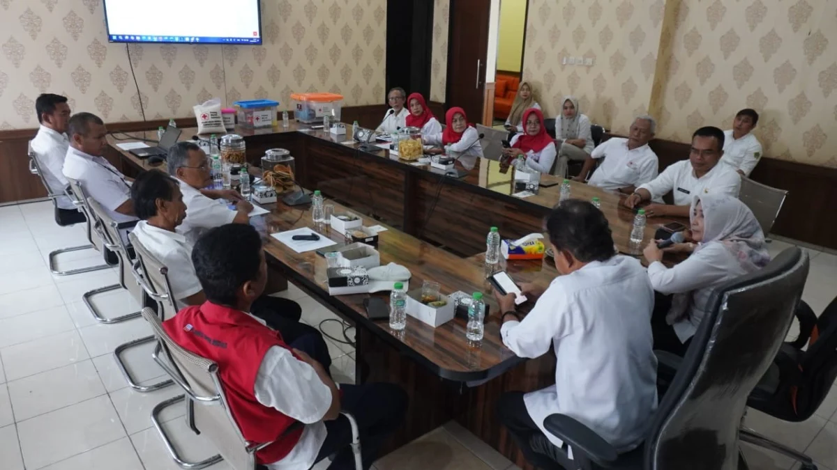 PEDULI: Sekda Tuti Ruswati saat mepimpin Rapat Evaluasi Akhir Gerakan Solidaritas Kemanusian PMI di Ruang Rapa