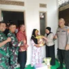 BANTU WARGA: Sejumlah aparat saat meresmikan program Rutilahu di Kecamatan Cimanggung, kemarin.BANTU WARGA: Se