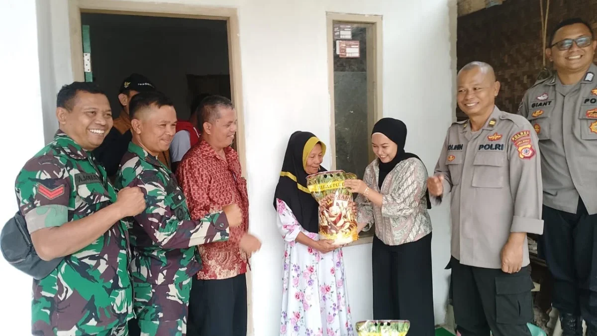 BANTU WARGA: Sejumlah aparat saat meresmikan program Rutilahu di Kecamatan Cimanggung, kemarin.BANTU WARGA: Se