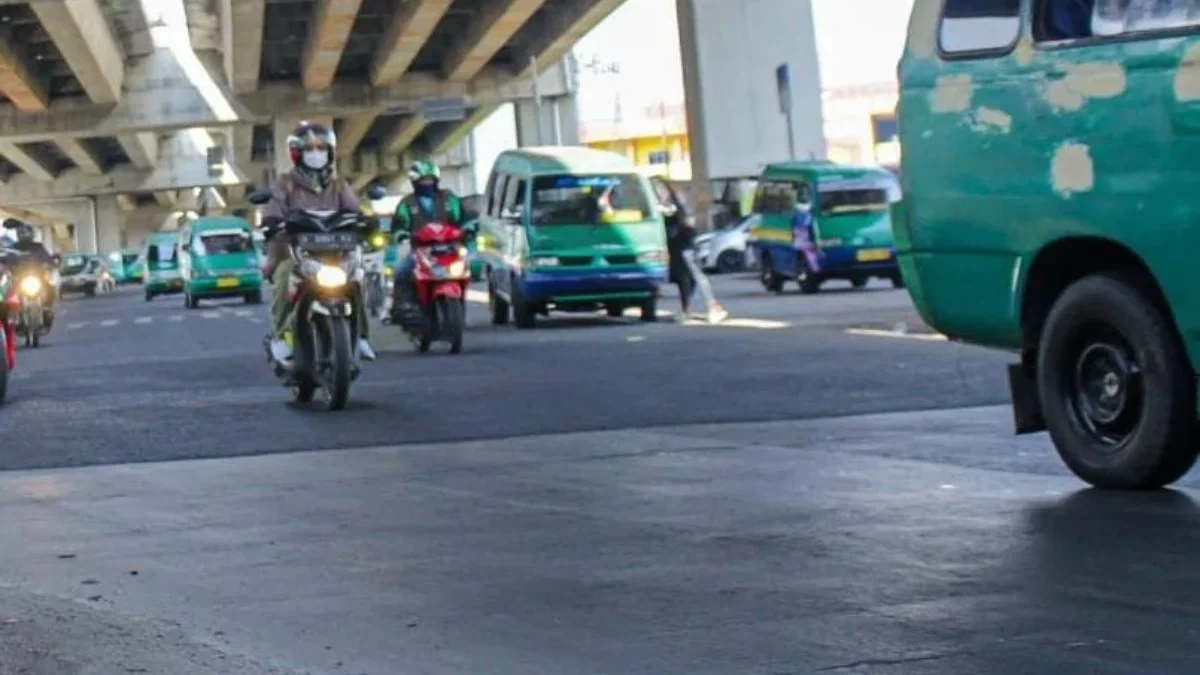 RAMAI: Sejumlah kendaaraan yang melintas di Jalur perbatasan yang menghubungkan Kabupaten Sumedang dan Kabupat