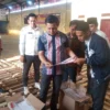 TERIMA: Ketua KPU Kabupaten Sumedang Ogi Ahmad Fauzi saat mengecek logostik Pilkada di Gudang KPU, Kamis (31/1