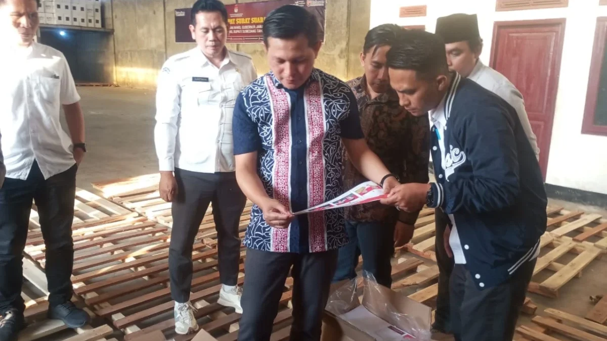 TERIMA: Ketua KPU Kabupaten Sumedang Ogi Ahmad Fauzi saat mengecek logostik Pilkada di Gudang KPU, Kamis (31/1