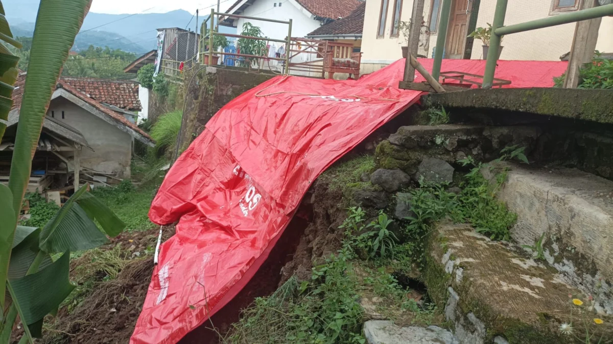 Tanah Longsor di Cimalaka Putus Akses Jalan, Satu Rumah Terdampak