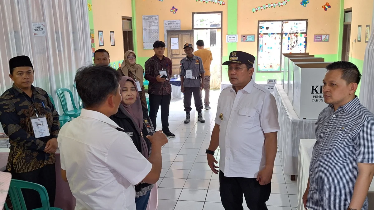 Pantau Langsung ke Beberapa TPS, Pj Bupati Apresiasi Partisipasi Pemilih yang Tinggi