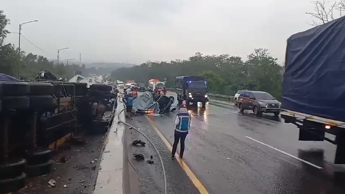 Truk Kardus Rem Blong Picu Kecelakaan Beruntun di Cipularang Tim SAR Turunkan Dua Tim Rescue