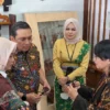 PASARKAN: Pj Bupati Sumedang saat mengunjungi pameran produk kayu bertajuk \'Raja Kayu 2.0\' di Kecamatan Paseh,