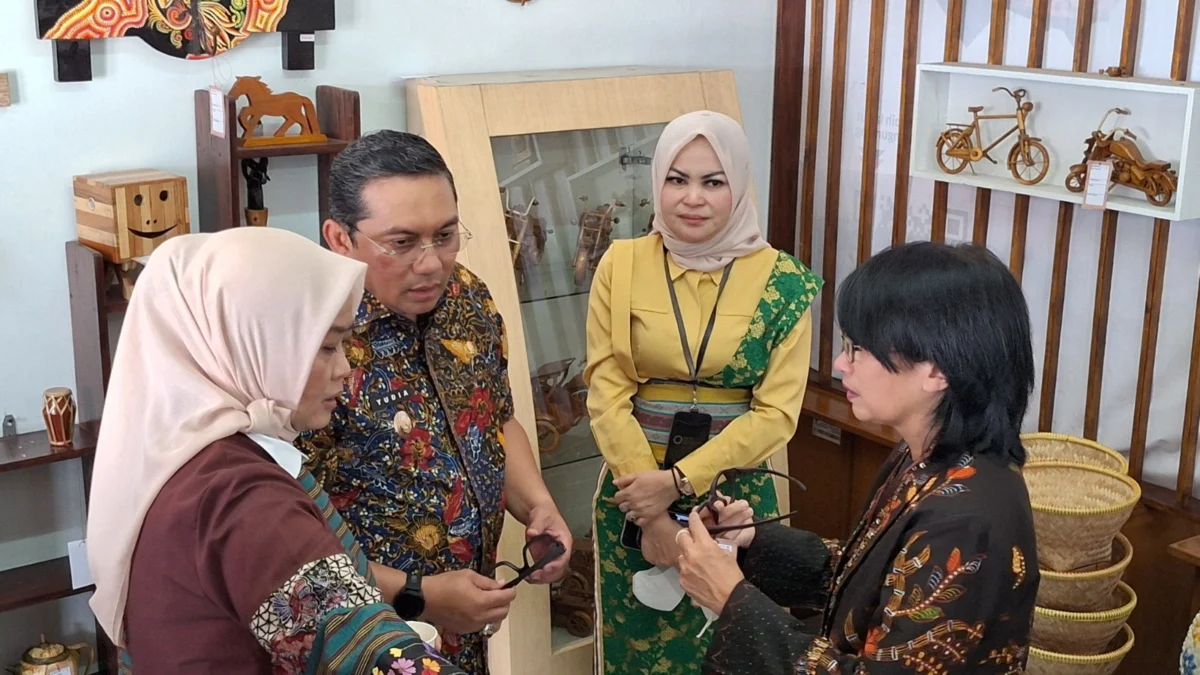 PASARKAN: Pj Bupati Sumedang saat mengunjungi pameran produk kayu bertajuk \'Raja Kayu 2.0\' di Kecamatan Paseh,