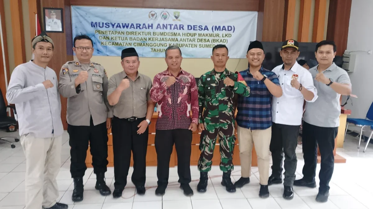 TETAPKAN: Sejumlah aparat saat penetapan direktur Bumdesma Hidup Makmur Kecamatan Cimanggung, baru-baru ini.