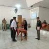 DIRESMIKAN: Ketua Panwaslu Kecamatan Buahdua Mely Merliana saat membacakan sumpah Pengawas TPS Kecamatan Buahd