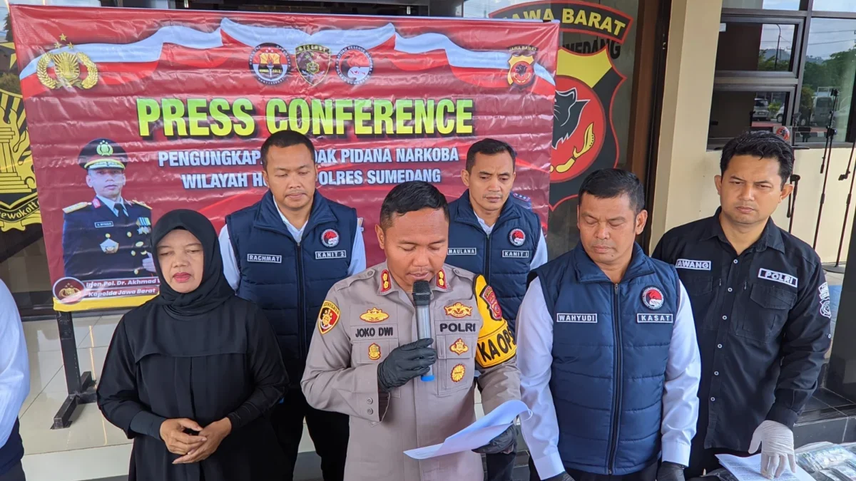 BONGKAR: Kapolres Sumedang AKBP Joko Dwi Harsono saat konferensi pers di Polres Sumedang, kemarin.