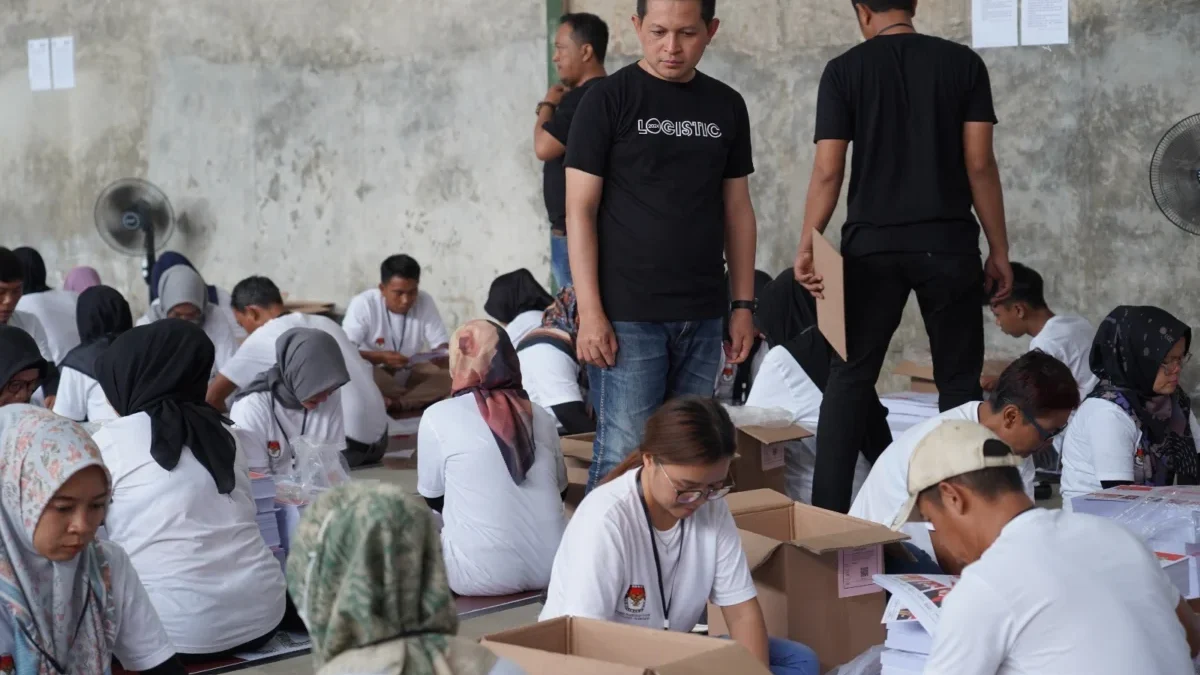 PANTAU: Ketua KPU Sumedang Ogi Ahmad Fauzi saat memonitoring penyortiran surat suara Pilkada di Gudang Logisti