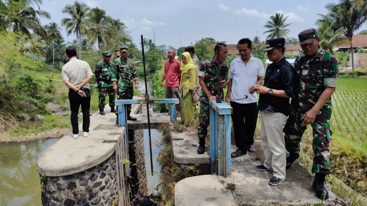 TINGKATKAN: Dandim 0610/Sumedang Letkol Kav Christian Gordon Rambu saat peninjauan Bendungan Primer dan Irigas