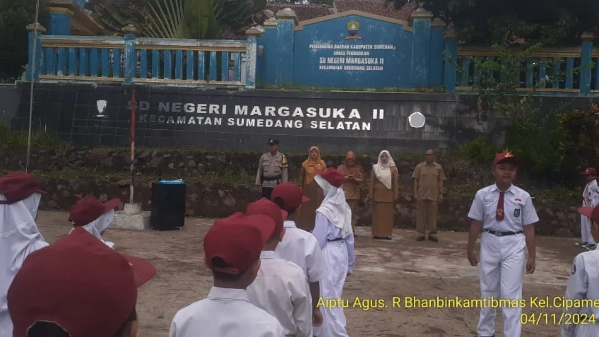 DIBINA: Bhabinkamtibmas Desa Sukajaya, Aiptu Agus Riyanto, saat menjadi pembina upacara di SDN Margasuka II, S