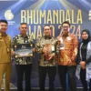 Pj Bupati Sumedang Yudia Ramli saat menerima penghargaan