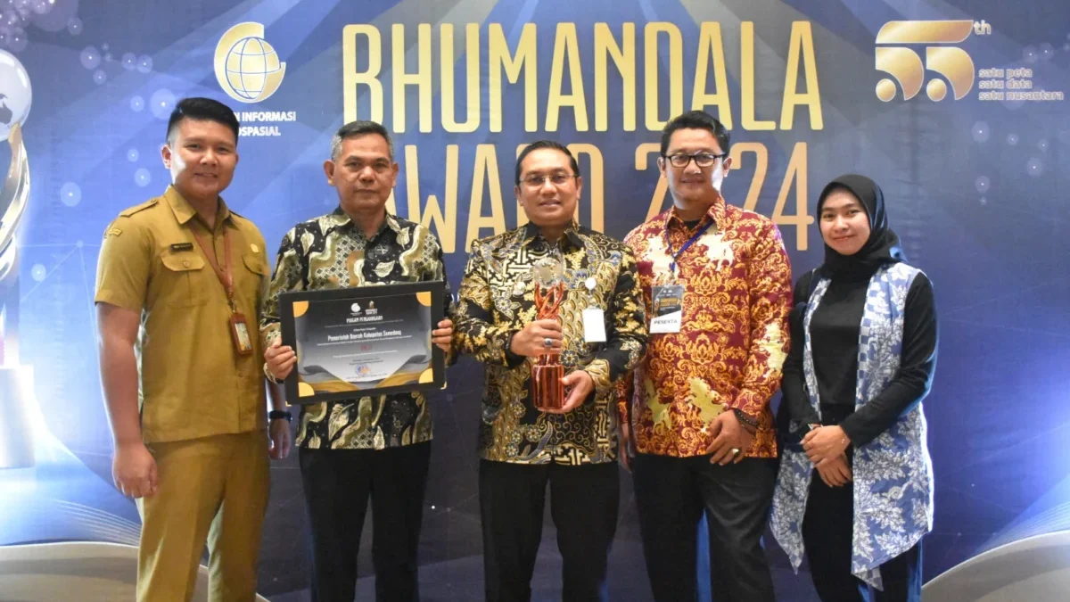 Pj Bupati Sumedang Yudia Ramli saat menerima penghargaan