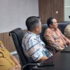 TANGANI: Pj Bupati Sumedang Yudia Ramli saat rapat dengan Ketua Baznas Kabupaten Sumedang, Ayi Subhan di Bazna