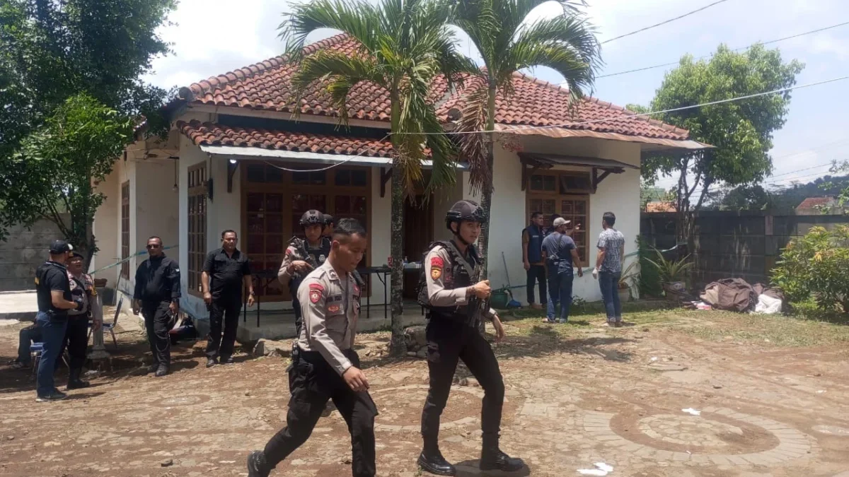 DIGELEDAH: Sejumlah aparat kepolisian saat berjaga di rumah di Kecamatan Cimalakan yang dijadikan lokasi pembu