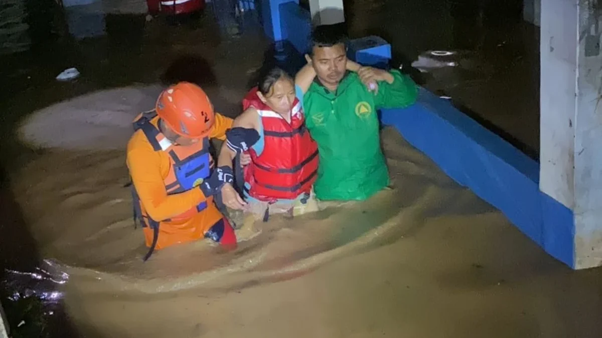 SELAMATKAN: Petugan BPBD saat melakukan evakuasi korban banjir di Kecamatan Banjaran, Rabu (6/11) dini hari.