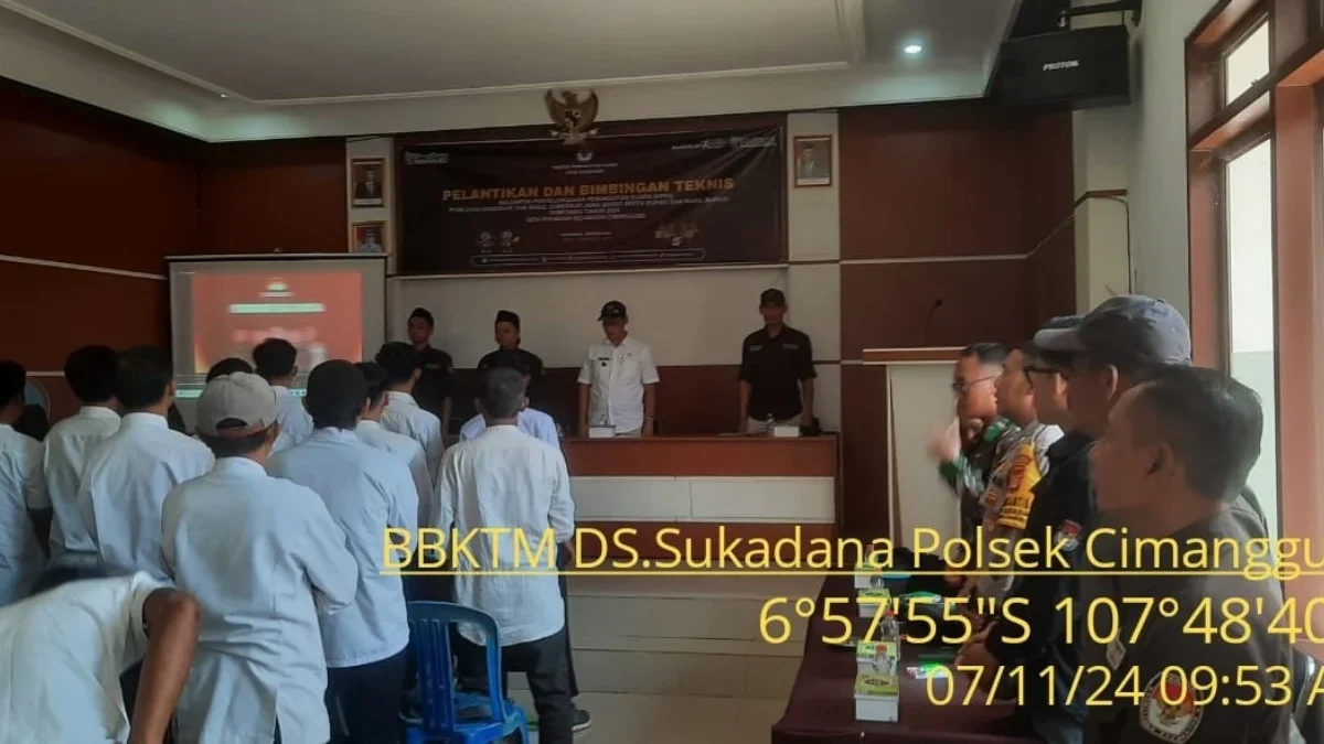 TEKANKAN: Sejumlah anggota KPPS untuk PIlkada 2024 di Desa Sukadana Kecamatan Cimanggung saat mengikuti pelant