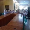 INGATKAN: Bhabinkamtibmas Desa Sindanggalih, Aiptu Anharudin, saat menerima kunjungan siswa SMA Bina Muda ke K