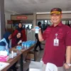 KOMITMEN: Kalapas Ratri Handoyo Eko Saputro saat menunjukan hasil tes urine di Lapas Kelas II B Sumedang, Kami