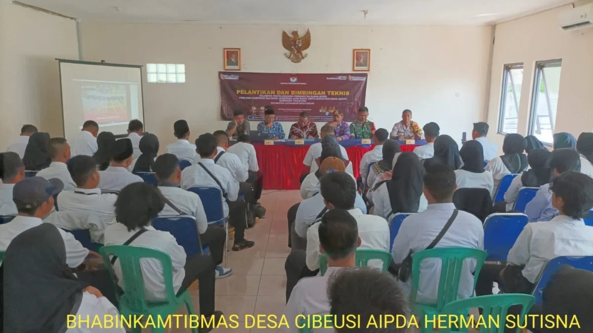 SUKSESKAN: Sejumlah anggota KPPS untuk Pilkada 2024 saat mengikuti pelantikan di Aula Desa Cibeusi, kemarin.