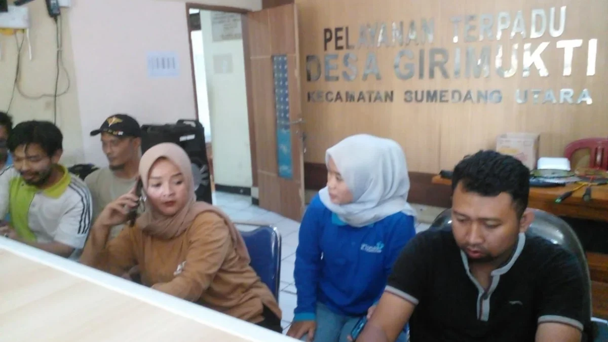 SEMANGAT: Sejumlah Aparatur Perangkat Desa Girimukti yang sedang bertugas di meja pelayanan di kantornya, baru