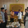 SELEKSI: Pj Bupati Sumedang Yudia Ramli saat verivikasi faktual (wawancara) calon pimpinan Badan Amil Zakat Na