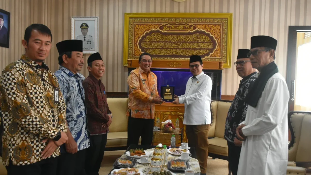 SELEKSI: Pj Bupati Sumedang Yudia Ramli saat verivikasi faktual (wawancara) calon pimpinan Badan Amil Zakat Na