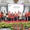 SILATURAHMI: Dharma Wanita Persatuan (DWP) Ditjen Bina Keuda Kemendagri RI saat berkunjung ke Gedung Negara, b