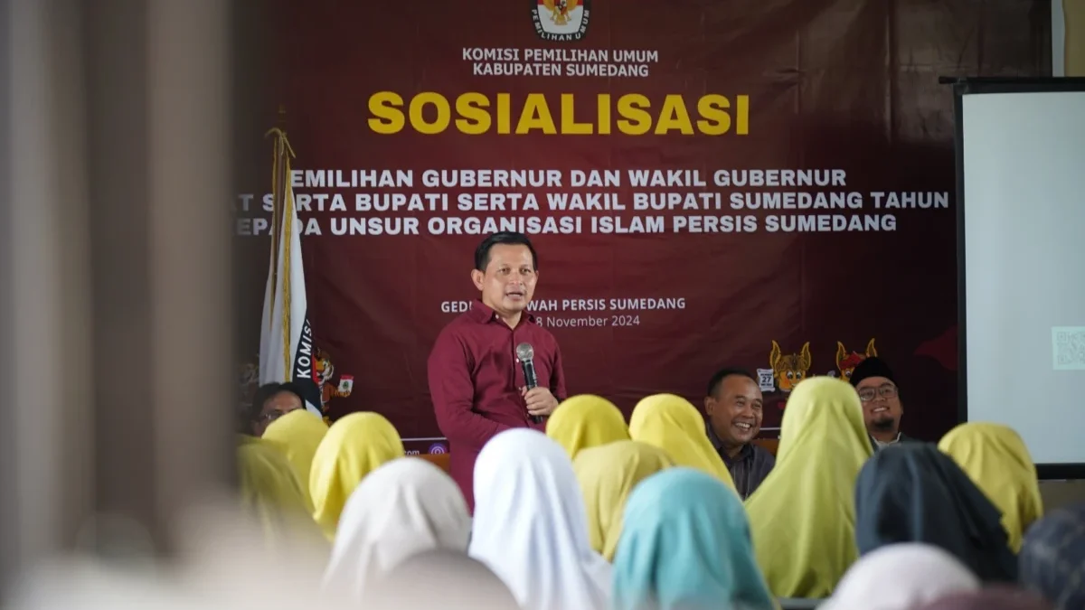 KERJA SAMA: Ketua KPU Sumedang Ogi Ahmad Fauzi saat sosialisasi Pilkada 2024 kepada para anggota Persis Kabupa