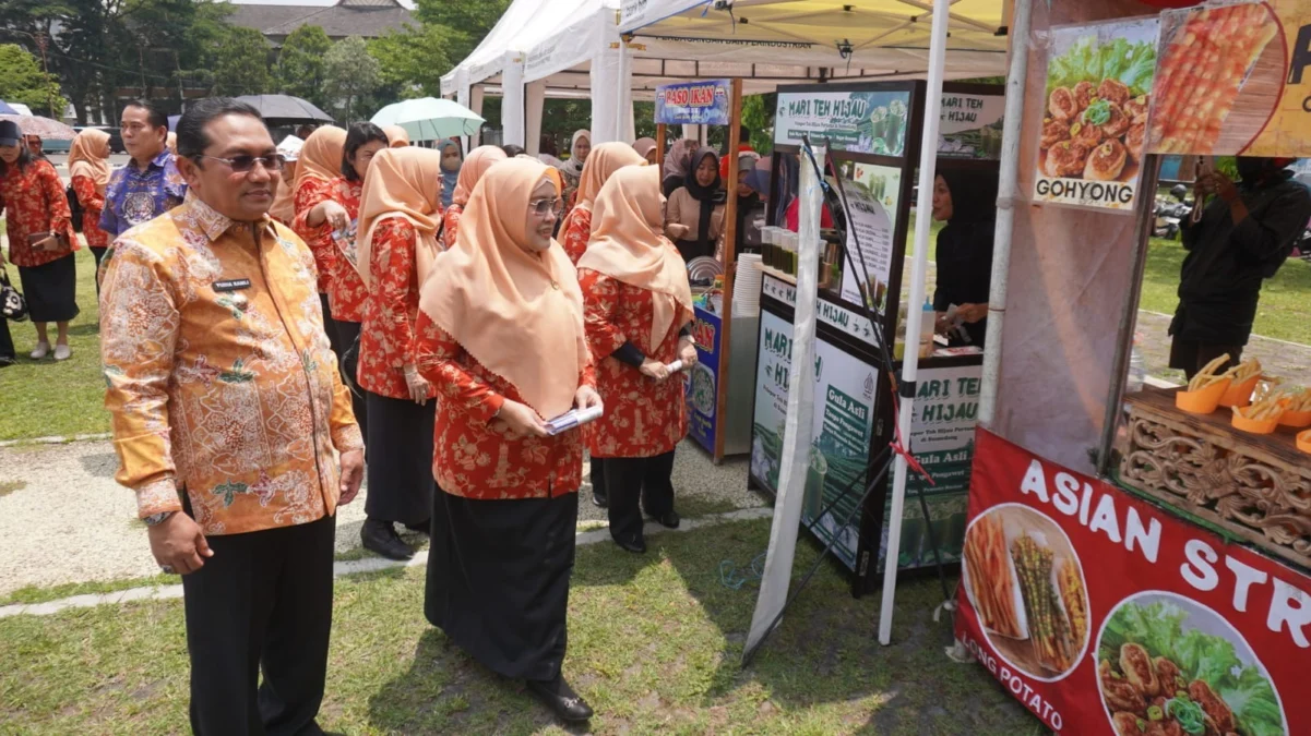 APRESIASI: Pj Bupati Sumedang Yudia Ramli saat mengunjungi stand UMKM dalam festival Jeletot Seuhah di PPS, ba