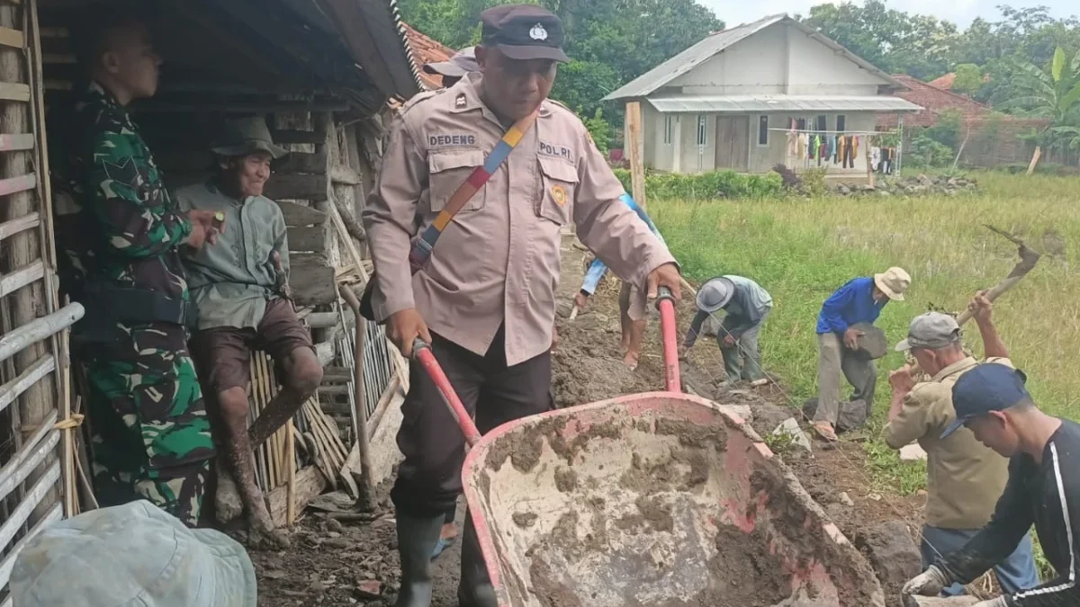 BERSINERGI: Kanit Binmas Polsek Tanjungkerta, Aiptu Dedeng, bersama Babinsa, Serma Juli, melaksanakan monitori