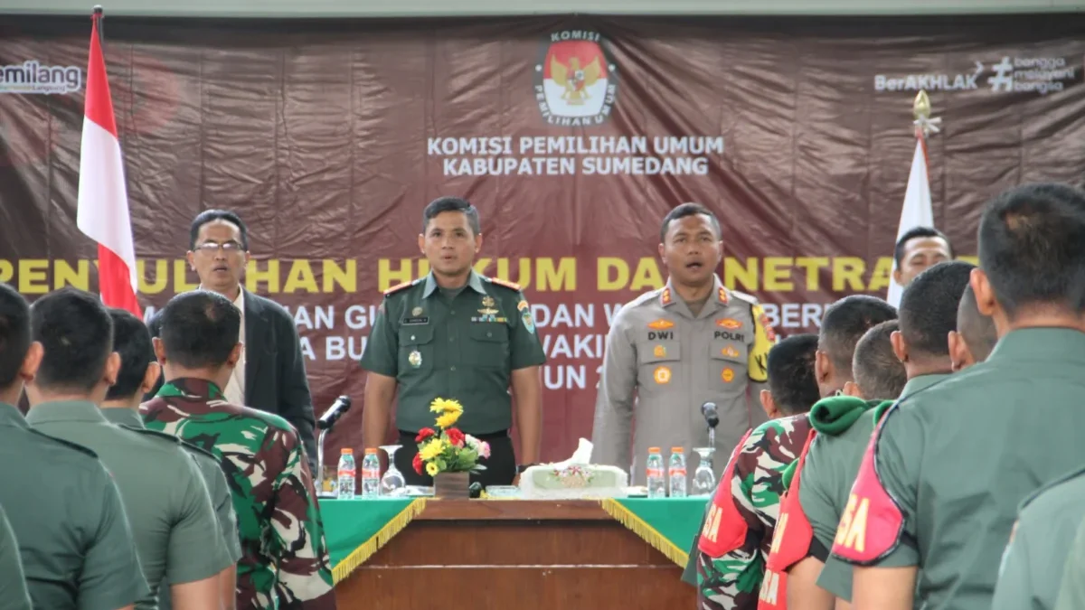 JAGA INTEGRITAS: Dandim 0610/Sumedang Letkol Kav Christian Gordon Rambu, saat memberikan materi penyuluhan huk