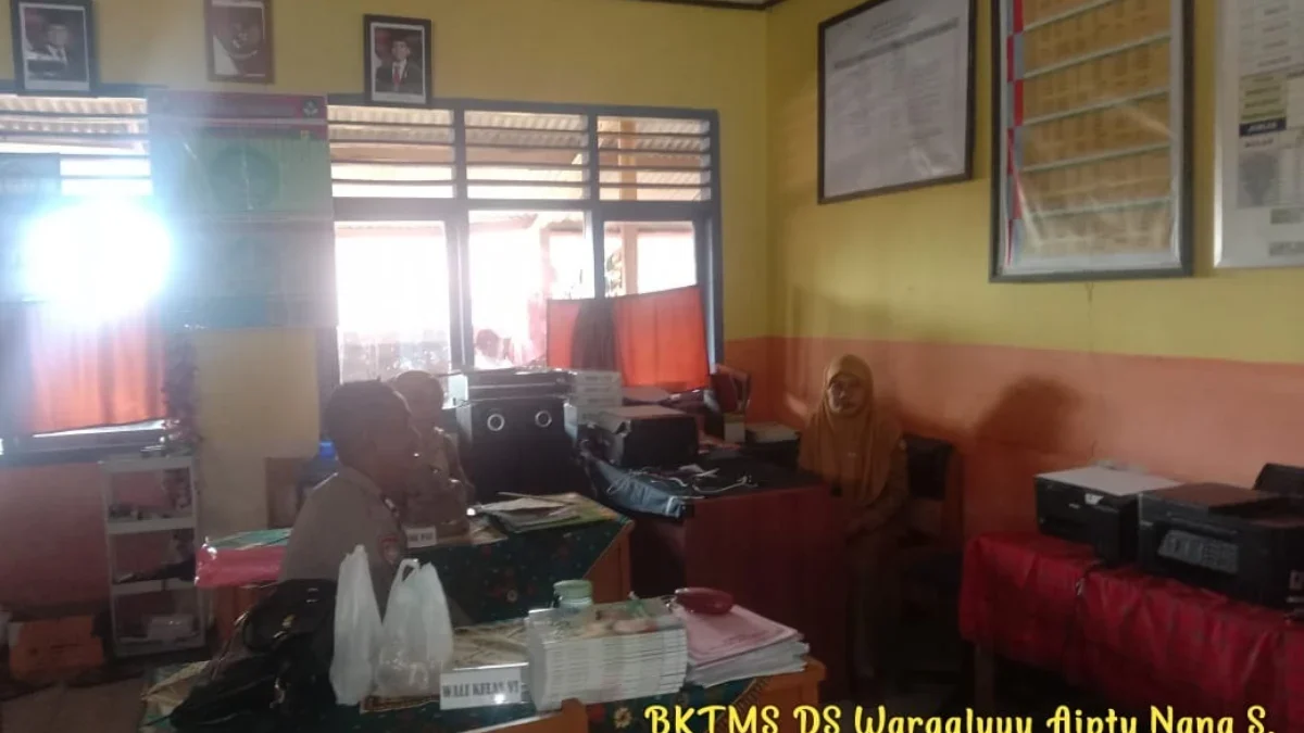 SAMBANGI: Bhabinkamtibmas Desa Wargaluyu Aiptu Nana Sujana, saat silaturahmi kamtibmas di SDN Cisempak, Kecama