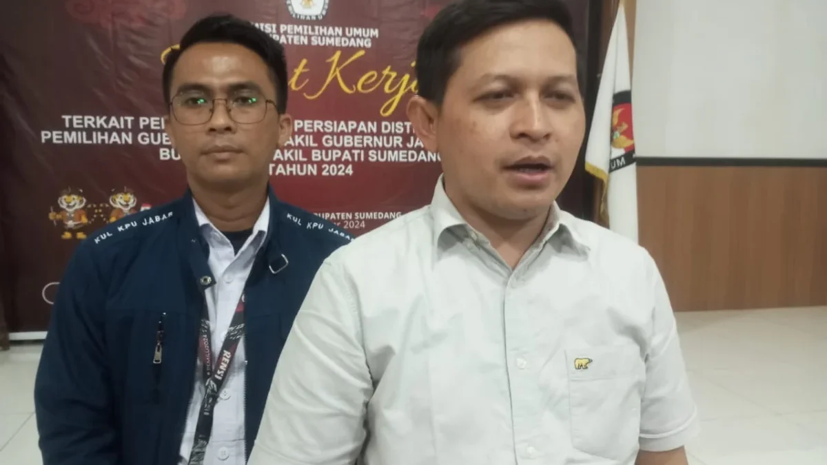 KIRIMKAN: Ketua KPU Sumedang Ogi Ahmad Fauzi saat berbincang dengan wartawan usai melaksanakan rapat kerja ter