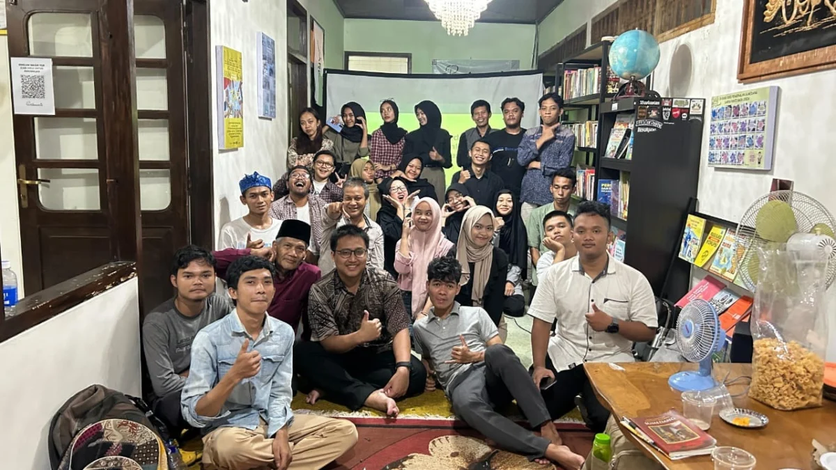 BERSAMA: Sejumlah peserta saat mengikuti kegiatan ‘Menjaras Memori Kolektif’ Panti Baca Ceria Sumedang, baru-b