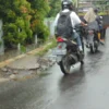 KHAWATIR: Sejumlah pengendara saat melintasi tikungan jalan yang rusak di Desa Jatihurip Kecamatan Sumedang Ut