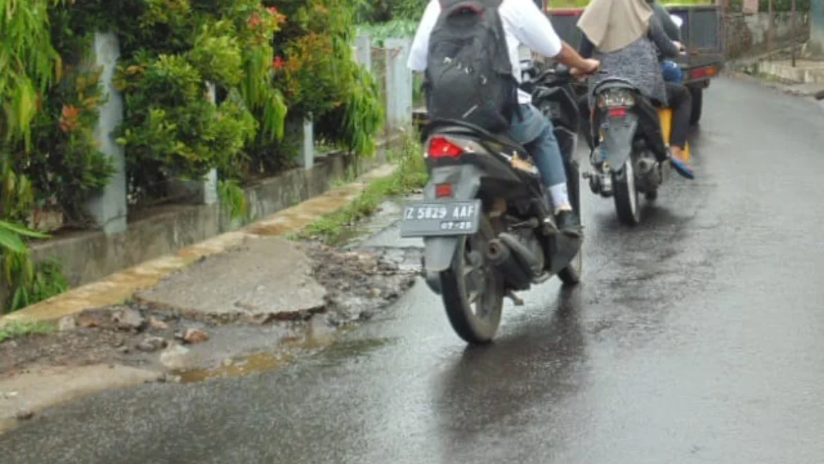 Tikungan Jalan Rusak di Jatuhurip, Bahayakan Pengguna Kendaraan KHAWATIR: Sejumlah pengendara saat melintasi tikungan jalan yang rusak di Desa Jatihurip Kecamatan Sumedang Ut