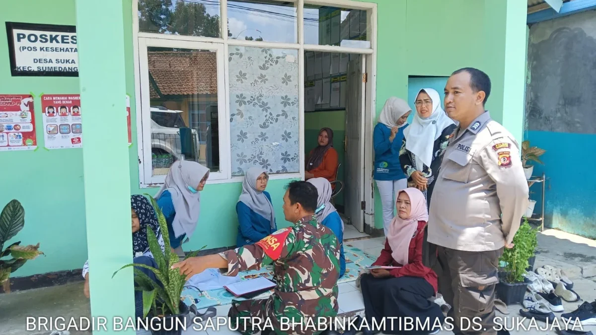 INSPIRASI: Petugas Inspektorat Kabupaten Sumedang saat monitoring dan evaluasi di Poskesdes Desa Sukajaya, Sel