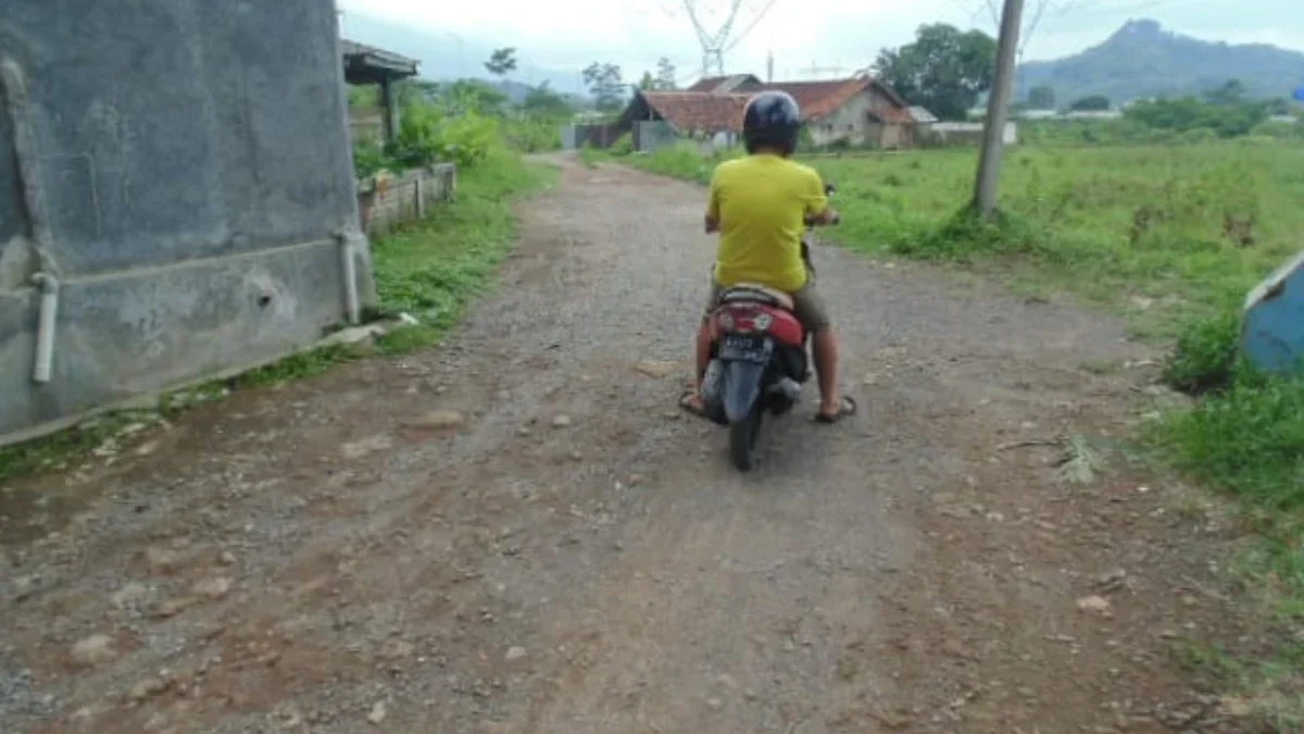 KELUHKAN: Salah satu pengendara saat melintas di jalan Panyirapan Desa Mekarjaya Kecamatan Sumedang Utara, Sel