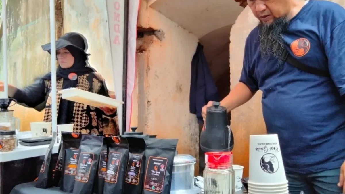 Talah satu penjual kopi asli Sumedang saat menjajakan dagangannya.