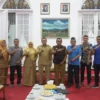 DORONG: Pj Bupati Sumedang Yudia Ramli saat rapat dengan PDAM Tirta Medal di Gedung Negara, baru-baru ini.