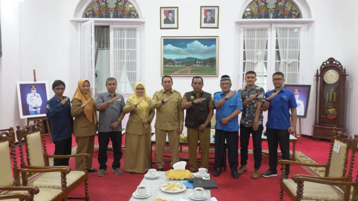 DORONG: Pj Bupati Sumedang Yudia Ramli saat rapat dengan PDAM Tirta Medal di Gedung Negara, baru-baru ini.