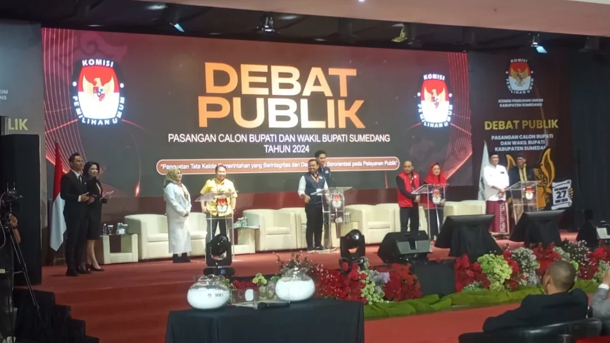 ADU ARGUMEN: Keempat calon Bupati dan Wakil Bupati Sumedang saat mengikuti debat Pilkada 2024 kedua di Asia Pl