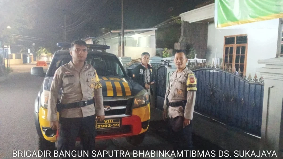 JAGA KEAMANAN: Personel Polsek Sumedang Selatan saat melaksanakan patroli Blue Light untuk mengantisipasi keja